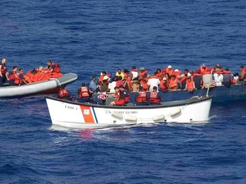 Rescatan 20 dominicanos de una embarcaci&oacute;n que se hund&iacute;a en el oc&eacute;ano Atl&aacute;ntico