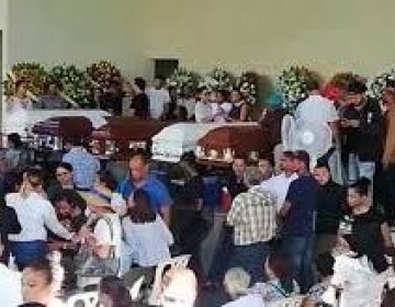 Restos de los cinco j&oacute;venes fallecidos en accidente fueron velados juntos en su colegio
