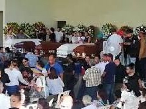 Restos de los cinco j&oacute;venes fallecidos en accidente fueron velados juntos en su colegio