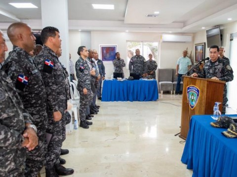 Re&uacute;nen a polic&iacute;as y los exhortan ser honestos