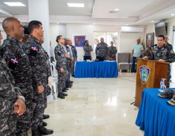 Re&uacute;nen a polic&iacute;as y los exhortan ser honestos