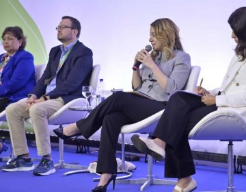 Gloria Reyes presenta acciones de Sup&eacute;rate durante un panel en Brasil