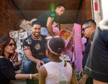 Romeo Santos junto a su equipo de trabajo, repartió juguetes a niños de escasos recursos en RD