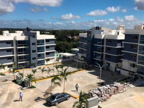 Mujeres extranjeras denuncian inmobiliaria se niega a entregarle apartamento