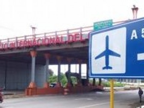 Hombres vestidos de polic&iacute;as atracan a una familia que lleg&oacute; desde Estados Unidos por el aeropuerto Cibao