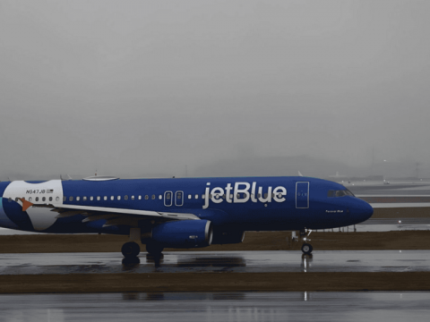 Humo en vuelo de JetBlue obliga a evacuar avi&oacute;n en Newark y provoca cierre temporal del aeropuerto