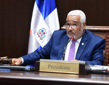 Presidente de la C&aacute;mara de Diputados es trasladado a cl&iacute;nica tras sentir malestar.