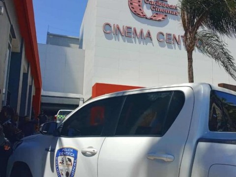 Tiroteo en Cinema Centro deja un vigilante privado muerto y un polic&iacute;a herido