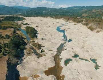 Milc&iacute;ades Franjul exige militarizar r&iacute;o Nizao; muestra imagen a&eacute;rea de la depredaci&oacute;n