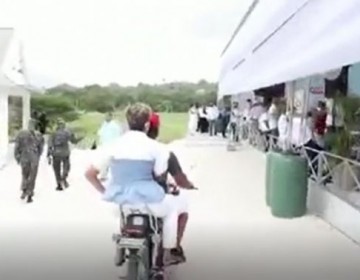 Senadora Ginnette Bournigal llega en motoconcho a inauguraci&oacute;n de obra en Puerto Plata