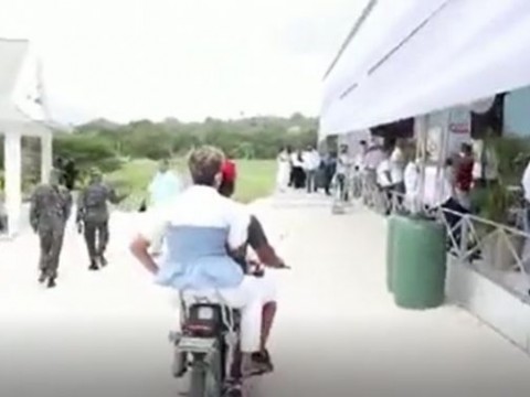 Senadora Ginnette Bournigal llega en motoconcho a inauguraci&oacute;n de obra en Puerto Plata