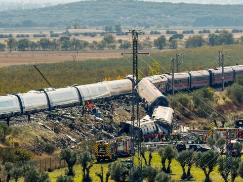 Espa&ntilde;a se viste de luto y llora a las v&iacute;ctimas de la tragedia ferroviaria
