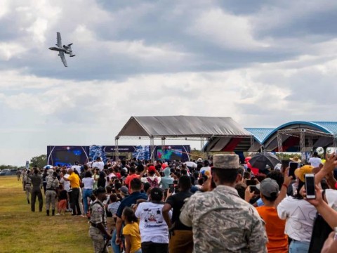 Show de Fuerza A&eacute;rea re&uacute;ne a familias dominicanas