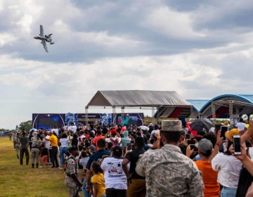 Show de Fuerza A&eacute;rea re&uacute;ne a familias dominicanas