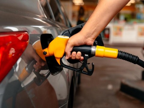 El gobierno vuelve a congelar los precios de todos los combustibles
