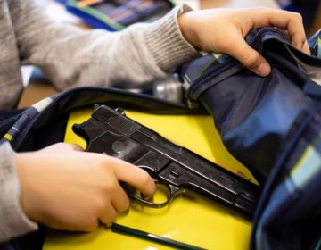 Adolescente de 16 a&ntilde;os es atrapado con un arma cargada en una escuela de El Bronx