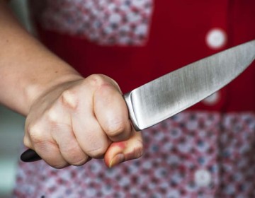 Mujer en Florida acuchilla 140 veces a esposo discapacitado