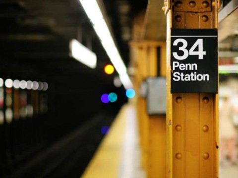 Empujan a joven a las v&iacute;as del tren en NY y otra muere arrollada
