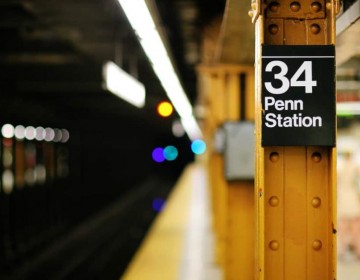 Empujan a joven a las v&iacute;as del tren en NY y otra muere arrollada