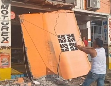 Un herido y paredes colapsadas por sismo de magnitud 6,3 en Ecuador