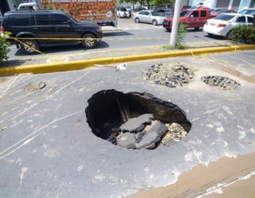 Se registra un socav&oacute;n en la avenida Las Carreras de Santiago