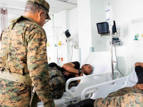 Jefe del Ej&eacute;rcito visita soldados accidentados que fueron ingresados en hospital