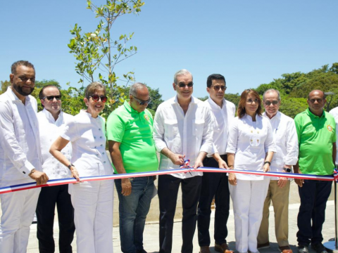 Presidente Abinader entrega nueva plaza de vendedores en playa de Sos&uacute;a