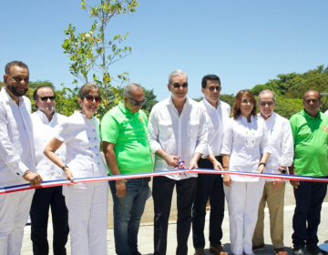 Presidente Abinader entrega nueva plaza de vendedores en playa de Sos&uacute;a