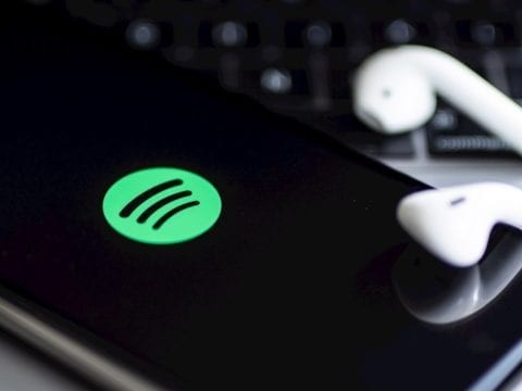 Spotify avisar&aacute; sobre programas que aborden la covid, ante ola de cr&iacute;ticas
