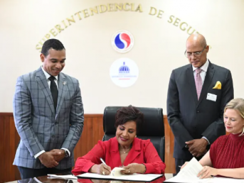 Realizar&aacute;n acciones para fortalecer marco regulatorio del sector seguro en RD