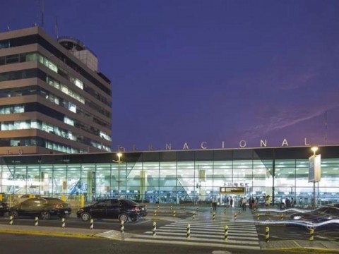Suspenden los despegues y aterrizajes en el aeropuerto de Lima por fallo de luces en pista