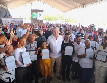 Presidente Abinader entrega 923 t&iacute;tulos de propiedad en Tamayo que benefician a m&aacute;s de 3,692 personas