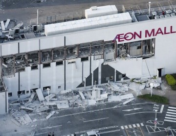 Un muerto y varias personas atrapadas tras colapso de centro comercial en Jap&oacute;n por terremoto
