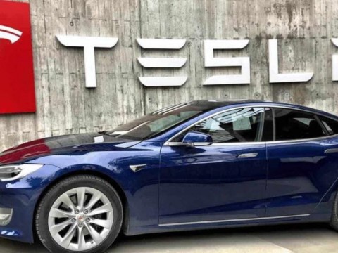 Tesla ofrece a algunos de sus trabajadores en EE.UU. un aumento salarial del 10 %