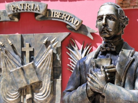 Someten a la justicia a hombre que maquill&oacute; como un travesti la imagen de Juan Pablo Duarte