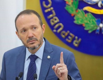 "&iexcl;V&aacute;yanse al carajo!", le dice el ministro de Seguridad de El Salvador a las ONG cr&iacute;ticas