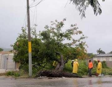 Despejan v&iacute;as tras efectos de tormenta Franklin en Barahona
