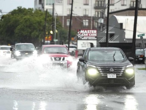 Fuertes tormentas y vientos en Texas dejan un muerto y da&ntilde;os generalizados