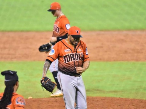 Toros se imponen a las &Aacute;guilas en 10 entradas con doble productor de Troy Johnston