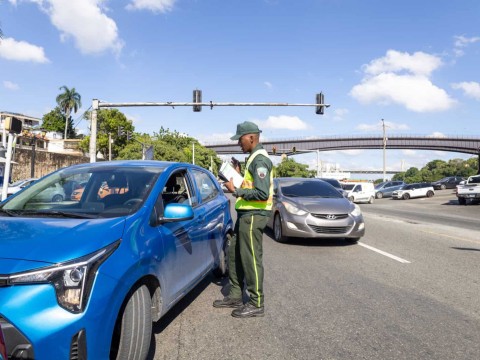 Bajo el sol o la lluvia: as&iacute; transcurre el d&iacute;a a d&iacute;a de los agentes del tr&aacute;nsito