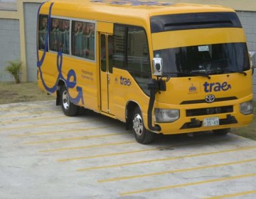 Abinader anuncia transporte escolar para todo Santo Domingo servido por empresas privadas