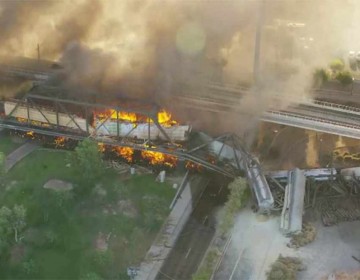 Tren se descarrila sobre un puente en Arizona y causa gran incendio