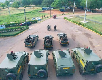En el lado de RD, en Dajab&oacute;n, militares cavan trincheras y colocan barricadas