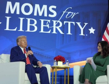 Trump cuestiona aceptaci&oacute;n de personas trans y corteja a sus bases en acto de Moms for Liberty