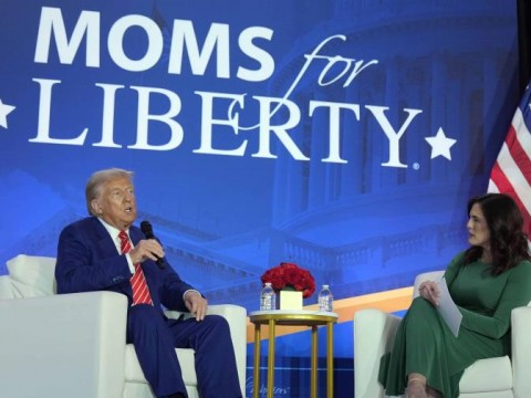 Trump cuestiona aceptaci&oacute;n de personas trans y corteja a sus bases en acto de Moms for Liberty