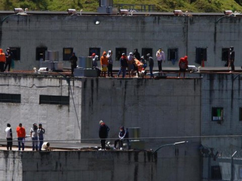 Presos de c&aacute;rcel de Ecuador tienen retenidos a 57 guardias y polic&iacute;as