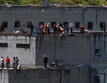 Presos de c&aacute;rcel de Ecuador tienen retenidos a 57 guardias y polic&iacute;as