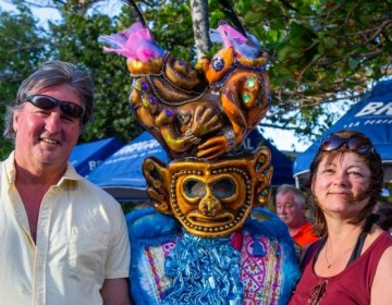 Turistas disfrutan del carnaval, la gastronom&iacute;a y energ&iacute;a de la m&uacute;sica dominicana