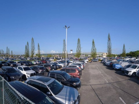 Habilitan parqueos extras para suplir demanda en Aeropuerto Las Am&eacute;ricas