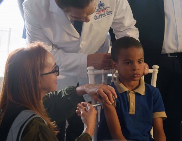 Salud P&uacute;blica recibe 300 mil vacunas Pfizer contra Covid para ni&ntilde;os